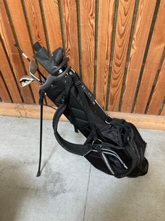 FAZER 2.5 GOLF CADDY BAG IN BLACK TO INCLUDE QTY OF ASSORTED GOLF CLUBS: LOCATION - D7