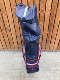 GOLFINO GOLF CADDY BAG IN NAVY AND PINK TO INCLUDE QTY OF ASSORTED GOLF CLUBS: LOCATION - D7