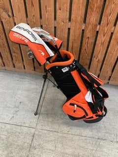 BENROSS JUNIOR GOLD CADDY BAG IN BLACK/ORANGE TO INCLUDE QTY OF ASSORTED BENROSS JUNIOR GOLF CLUBS: LOCATION - D7