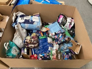 PALLET OF ASSORTED PET ITEMS TO INCLUDE CATSAN CAT LITTER AND FELIX KITTEN CAT FOOD POUCHES - PLEASE NOTE SOME ITEMS MAY BE PAST BBE: LOCATION - D7 (KERBSIDE PALLET DELIVERY)