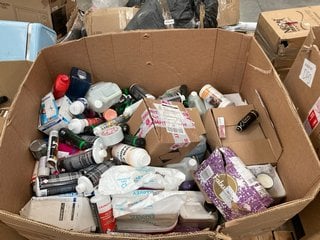 (COLLECTION ONLY) PALLET OF ASSORTED CHEMICALS TO INCLUDE FABULOSA WINTER ANGEL DISINFECTANT SOLUTION AND CLEARWATER HOT TUB STARTER KIT (PLEASE NOTE: 18+YEARS ONLY. ID MAY BE REQUIRED): LOCATION - D