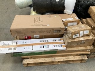 PALLET OF ASSORTED FURNITURE ITEMS TO INCLUDE PANAMA 5 DRAWER CHEST IN SOLID PINE WOOD FINISH: LOCATION - D7 (KERBSIDE PALLET DELIVERY)