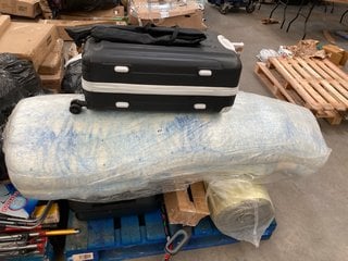 PALLET OF ASSORTED ITEMS TO INCLUDE HARD SHELL STYLE WHEELED SUITCASE IN BLACK: LOCATION - D7 (KERBSIDE PALLET DELIVERY)