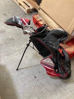 MACGREGOR JUNIOR GOLF CADDY BAG IN BLACK AND RED TO INCLUDE QTY OF ASSORTED MACGREGOR GOLF CLUBS: LOCATION - BR3