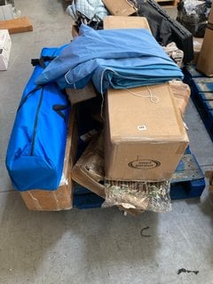 PALLET OF ASSORTED OUTDOOR GARDEN ITEMS TO INCLUDE DARK WOOD STYLE IVY TRELLIS GARDEN SCREENING: LOCATION - B9 (KERBSIDE PALLET DELIVERY)