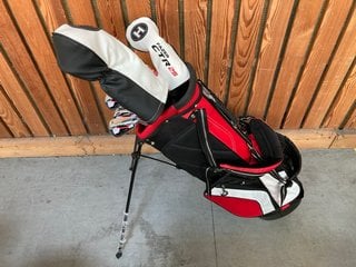 FAZER GOLF CADDY BAG IN BLACK AND RED TO INCLUDE QTY OF ASSORTED GOLF CLUBS: LOCATION - D7