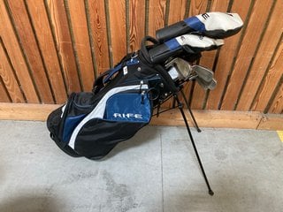 RIFE GOLF STAND BAG IN BLACK AND BLUE TO INCLUDE QTY OF ASSORTED GOLF CLUBS: LOCATION - D7