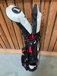 FAZER GOLF STAND BAG IN BLACK AND RED TO INCLUDE QTY OF ASSORTED FAZER CTR22 GOLF CLUBS: LOCATION - D7