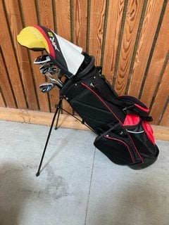 FAZER GOLF CADDY BAG TO INCLUDE QTY OF ASSORTED FAZER GOLF CLUBS: LOCATION - D7