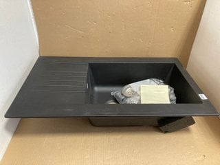 1 BOWL KITCHEN SINK WITH DRAINER IN BLACK: LOCATION - BR1