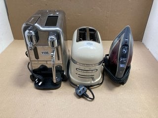 3 X ASSORTED ITEMS TO INCLUDE KITCHENAID 2 SLICE TOASTER IN CREAM: LOCATION - BR9