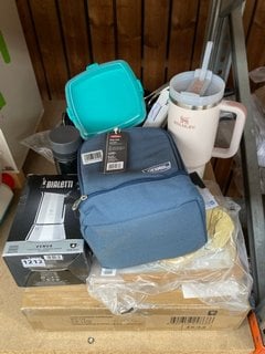 QTY OF ASSORTED ITEMS TO INCLUDE STANLEY QUENCHER H2.0 TUMBLER 1.18L: LOCATION - AR3