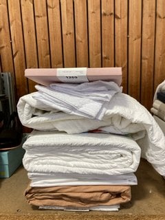 QTY OF ASSORTED ITEMS TO INCLUDE JOHN LEWIS & PARTNERS ANYDAY KING SIZE COTTON FITTED SHEET IN BLUSH PINK: LOCATION - AR7