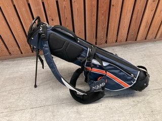 STROMBERG THE OPEN SLIM GOLF CADDY BAG IN NAVY AND ORANGE TO INCLUDE TRIBE PUTTER GOLF CLUB: LOCATION - D7