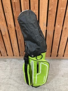 FAZER JUNIOR GOLF CADDY BAG IN BLACK AND GREEN TO INCLUDE QTY OF ASSORTED FAZER JUNIOR GOLF CLUBS: LOCATION - D7