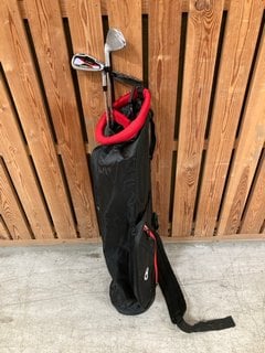 FAZER COMPACT GOLF CADDY BAG IN BLACK AND RED TO INCLUDE QTY OF ASSORTED FAZER CTR25 GOLF CLUBS: LOCATION - D7