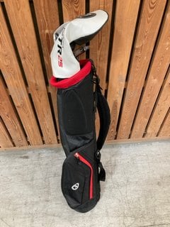 FAZER COMPACT GOLF CADDY BAG IN BLACK AND RED TO INCLUDE QTY OF ASSORTED FAZER CTR25 GOLF CLUBS: LOCATION - D7