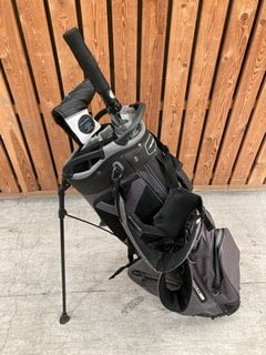 BENROSS WATERPROOF DESIGN GOLF CADDY BAG IN BLACK /GREY TO INCLUDE QTY OF ASSORTED GOLF CLUBS: LOCATION - D7