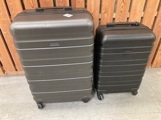 2 X JOHN LEWIS & PARTNERS HARD SHELL STYLE WHEELED SUITCASES IN BLACK AND GUNMETAL FINISH : SIZES MEDIUM AND SMALL: LOCATION - D6