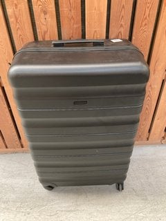 JOHN LEWIS & PARTNERS LARGE HARD SHELL STYLE WHEELED SUITCASE IN BLACK: LOCATION - D6