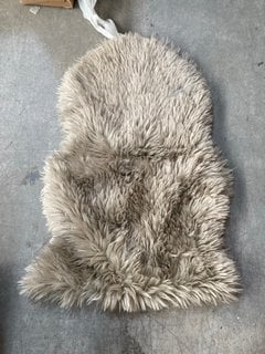 FAUX SHEEP SKIN SHAGGY STYLE FLOOR RUG IN STONE GREY: LOCATION - BR1