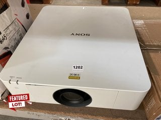 SONY LARGE 3LCD PROJECTOR IN WHITE : MODEL VPL-FHZ60 - RRP £3770: LOCATION - BR1