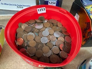 A TUB OF VINTAGE BRITISH COINS AND CROWNS: LOCATION - CR