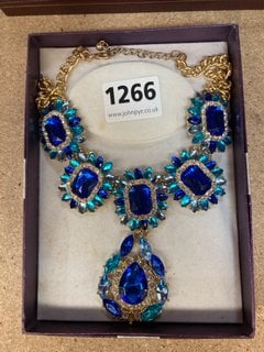 A STATEMENT NECKLACE, BOXED: LOCATION - CR