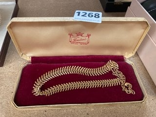 A VINTAGE GOLD COLOURED NECKLACE, BOXED: LOCATION - CR