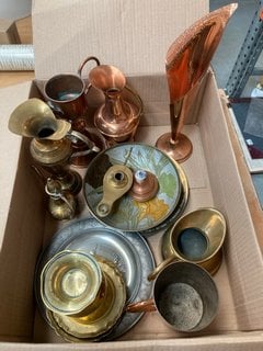 A BOX OF ASSORTED VINTAGE BRASS AND COPPER WARE: LOCATION - CR