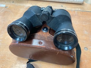 A PAIR OF VINTAGE BINOCULARS WITH LEATHER CASE: LOCATION - CR