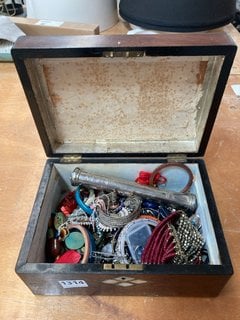 AN ANTIQUE WOODEN BOX WITH JEWELLERY CONTENTS: LOCATION - CR