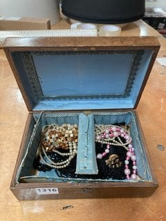 AN ANTIQUE WOODEN BOX WITH JEWELLERY CONTENTS: LOCATION - CR