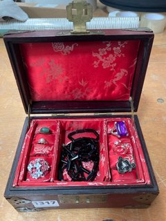 AN ANTIQUE WOODEN BOX WITH JEWELLERY CONTENTS: LOCATION - CR