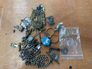 A COLLECTION OF VINTAGE PINS, MILITARY BADGES, MEDALS ETC: LOCATION - CR