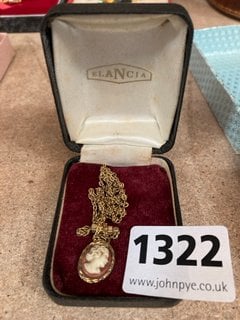 AN ANTIQUE CAMEO PENDANT AND CHAIN, BOXED: LOCATION - CR