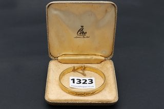 A GOLD COLOURED BRACELET IN VINTAGE BOX: LOCATION - CR