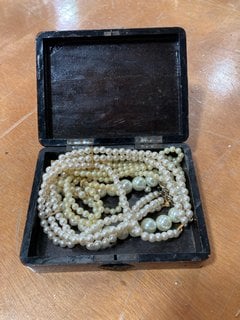 AN ANTIQUE BOX WITH JEWELLERY CONTENTS: LOCATION - CR