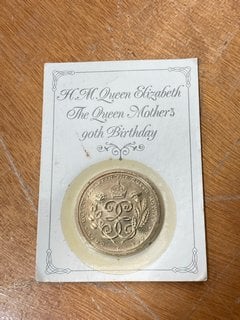 A COMMEMORATIVE FIVE POUND COIN FORM THE QUEEN MOTHER'S 90TH BIRTHDAY, BRIGHT AND UNCIRCULATED: LOCATION - CR