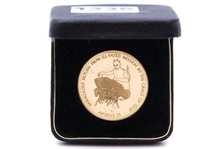 A 22 CARAT GOLD PLATED APOLLO 13 RESCUE COIN IN ORIGINAL CASE: LOCATION - CR