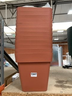 12 X VECA RECYCLED PLASTIC CLEO VASO QUADRATO 24CM SQUARE STYLE PLANTERS IN TERRACOTTA: LOCATION - BR10