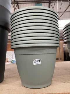 12 X VECA RECYCLED PLASTIC VASO NEXOS 30CM PLANTERS IN SAGE GREEN: LOCATION - BR11