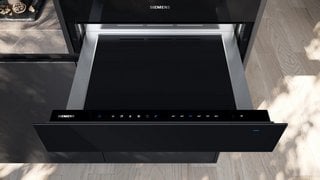 SIEMENS BUILT IN WARMING DRAWER: MODEL BI710C1B1B - RRP £629: LOCATION - D2