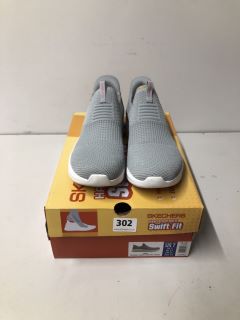 PAIR OF SKECHERS HAND FREE SWIFT FIT TRAINERS IN GREY - SIZE UK 6