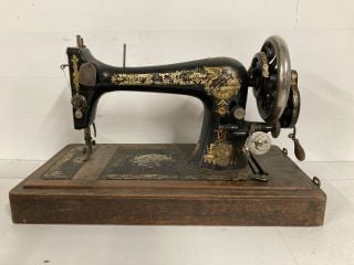 VINTAGE COLLECTABLE SINGER SEWING MACHINE WITH CASE