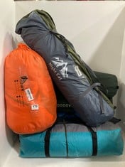 7 X ASSORTED CAMPING ITEMS TO INCLUDE MAZARK SLEEPING BAG 220 X 50CM