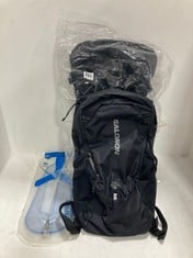 3 X ASSORTED ITEMS TO INCLUDE OSPREY SKARAB 30 BACKPACK IN BLACK