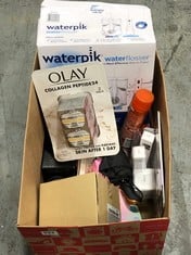 BOX OF ASSORTED ITEMS/BEAUTY TO INCLUDE DYSON HAIR SCREW TOOL