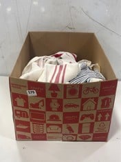 BOX OF ASSORTED KITCHEN TOWELS TO INCLUDE COTTON KITCHEN TOWEL IN WHITE/RED