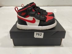 JORDAN 1 MID KIDS TRAINERS IN BLACK / RED / WHITE SIZE 6.5